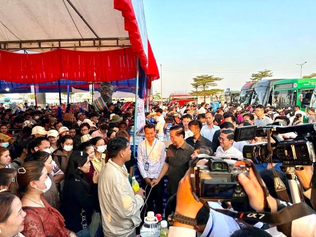 柬埔寨民众乘坐免费公共巴士返乡
