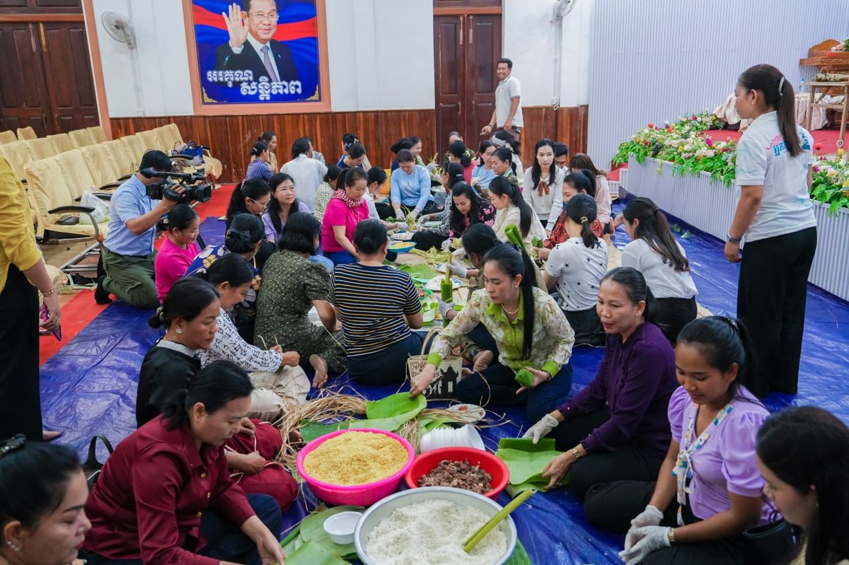 柬埔寨副总理与民众共同制作传统粽子慰问边防官兵