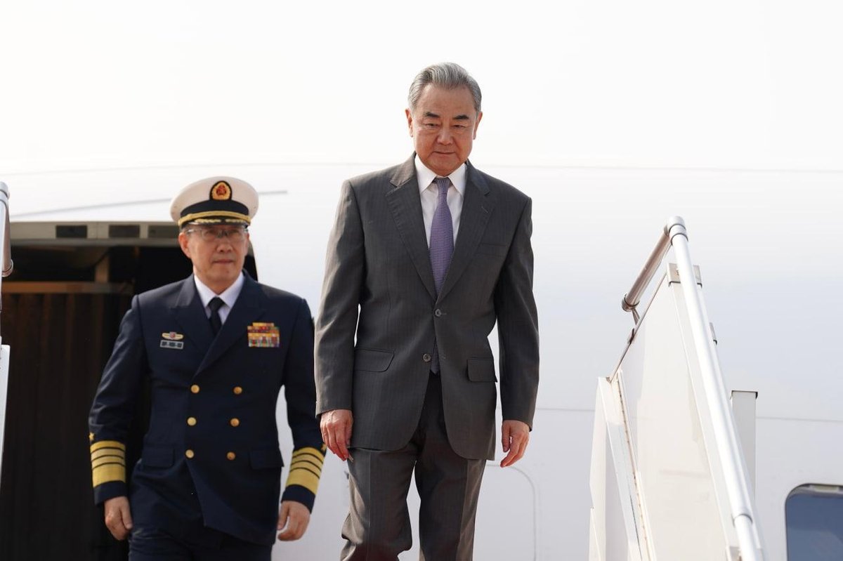 中国外长王毅与防长董军抵达金边出席战略对话