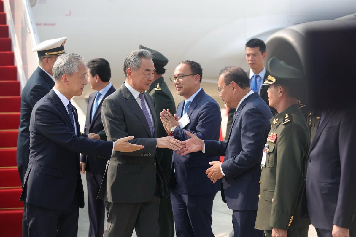 中国外长王毅与防长董军抵达金边出席战略对话