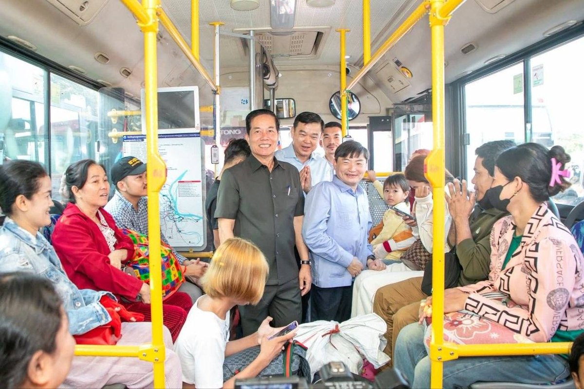 报道:柬埔寨民众在新年期间免费乘公交返乡,缓解油价上涨压力