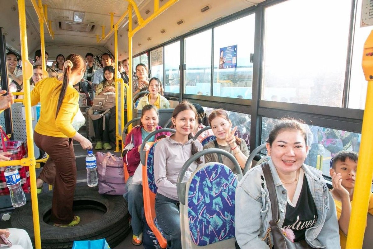 报道:柬埔寨民众在新年期间免费乘公交返乡,缓解油价上涨压力
