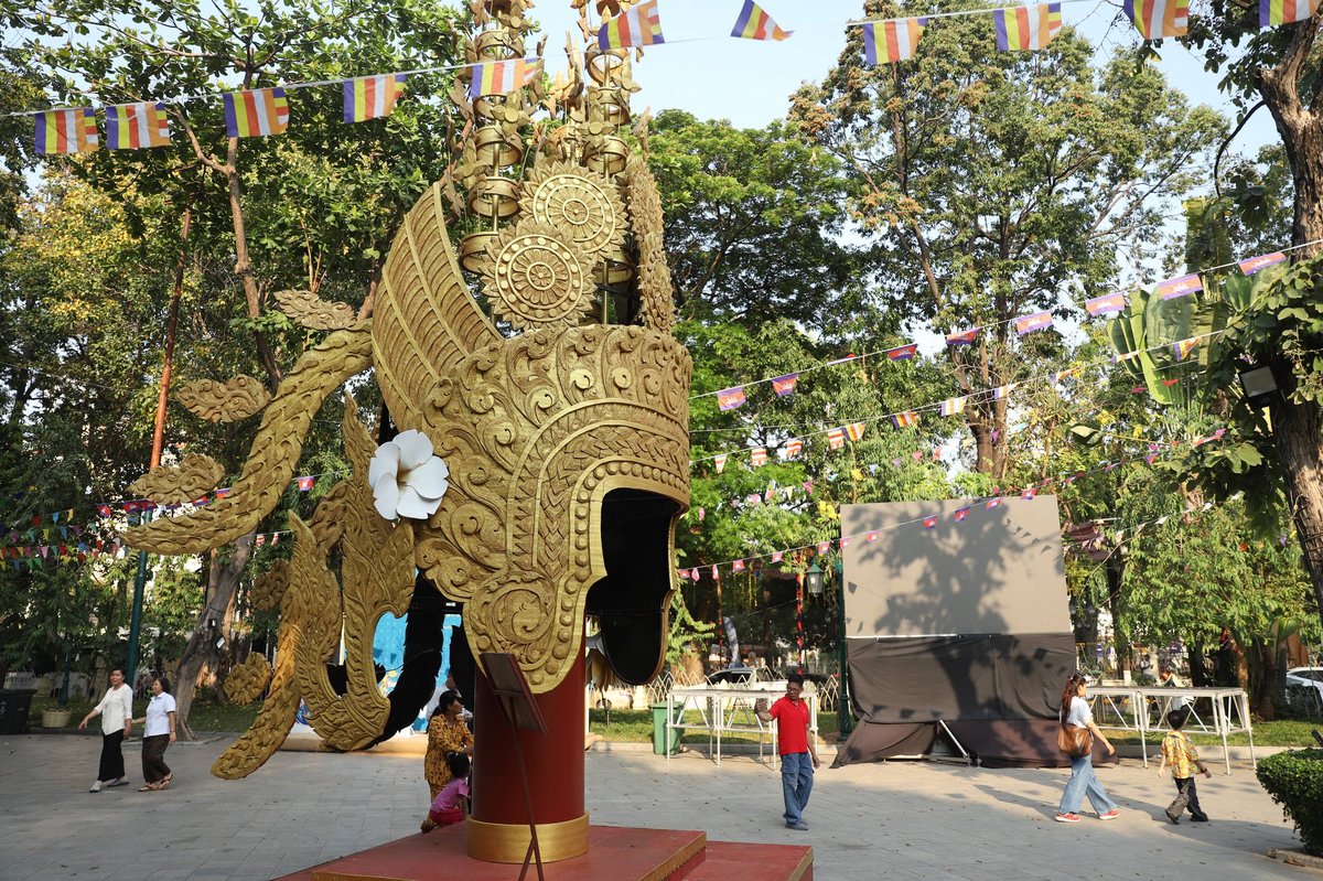 金边塔山寺已完成新年装饰,迎接“诺哥宋干节”到来