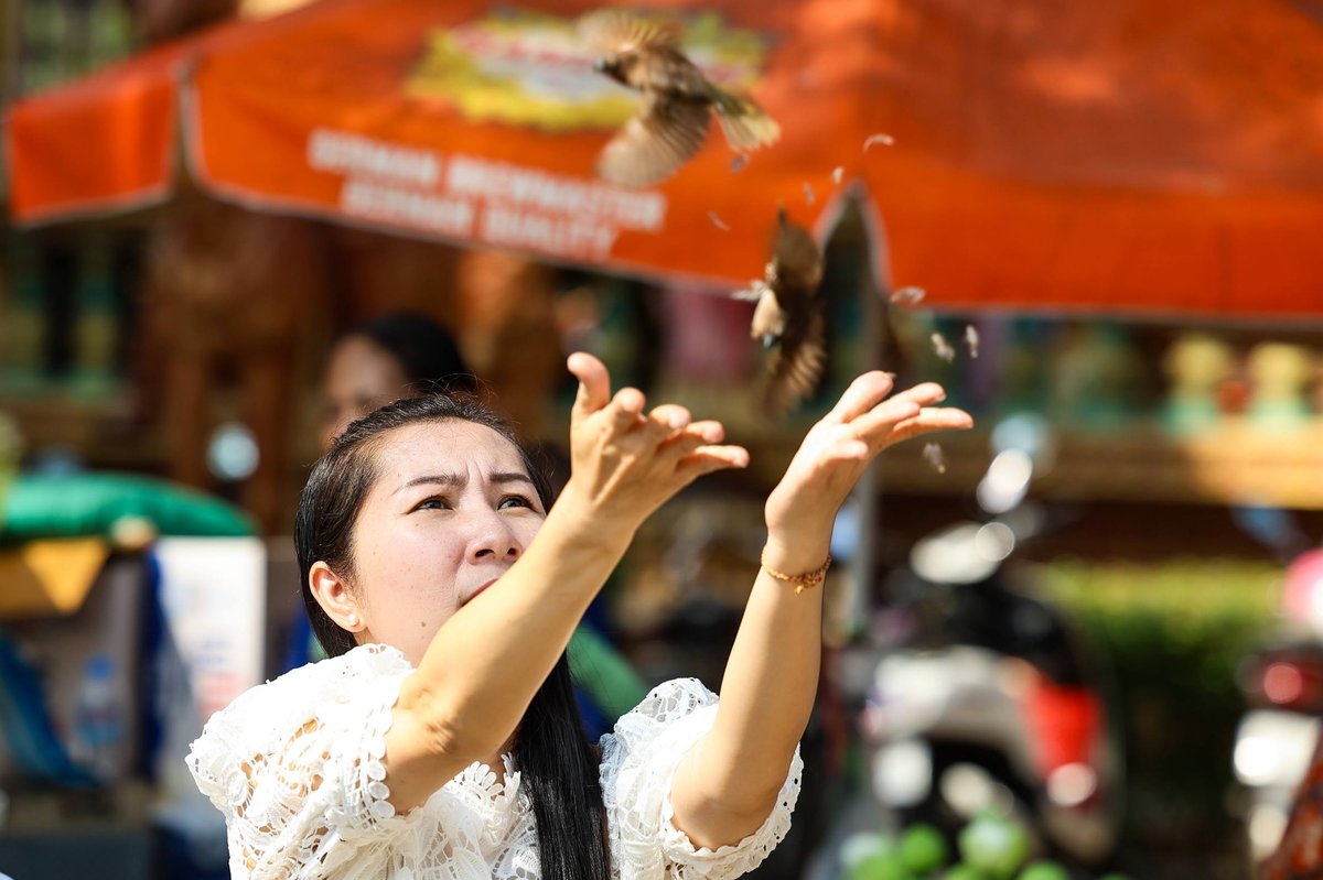 柬埔寨民众在新年首日前往吐桑提万寺祈福