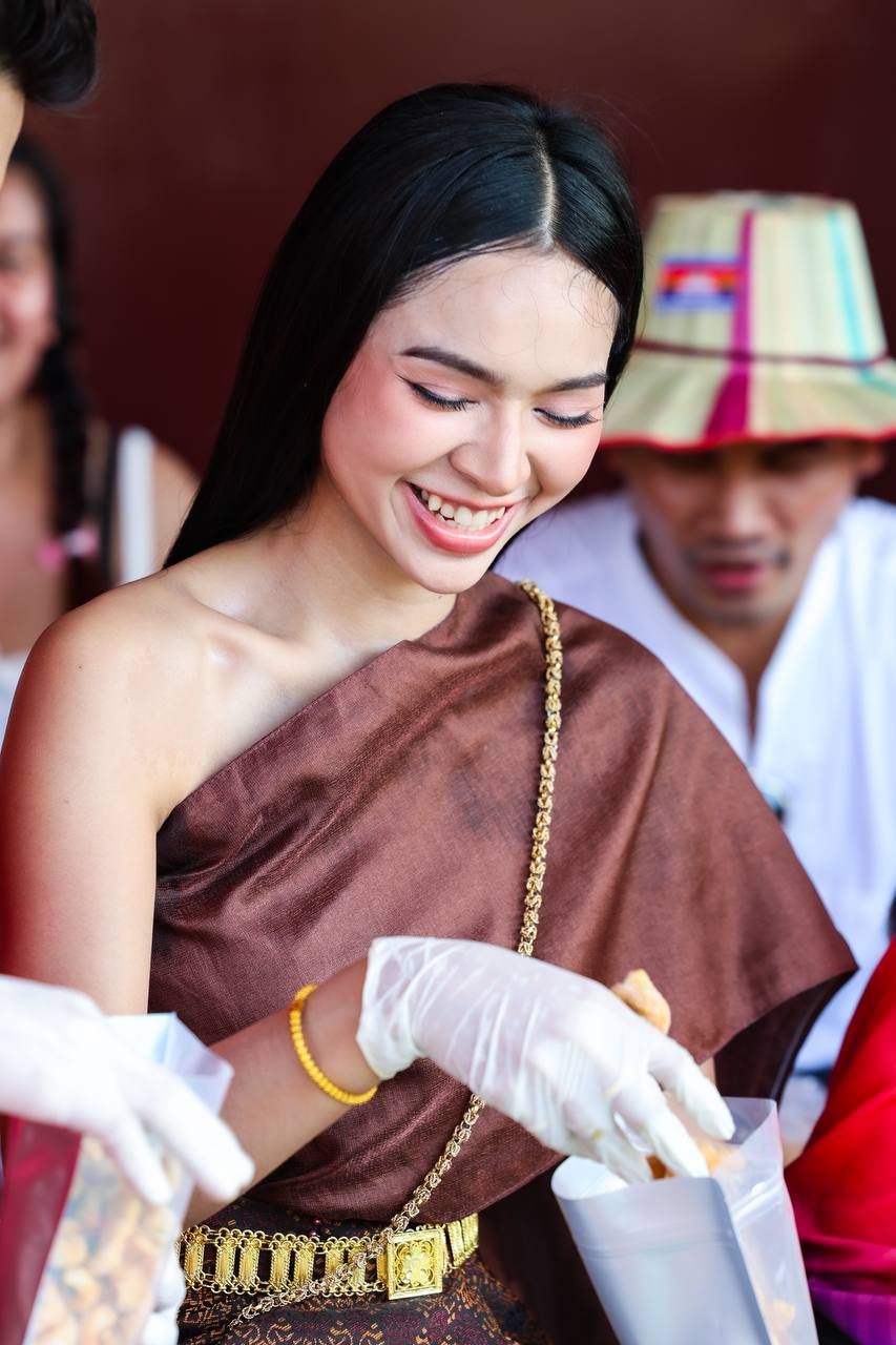 柬埔寨艺术家协会为边防军人送去新年慰问品