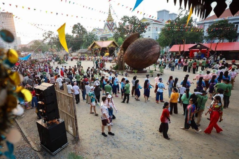 柬埔寨新年首日:民众在塔山寺欢庆传统佳节