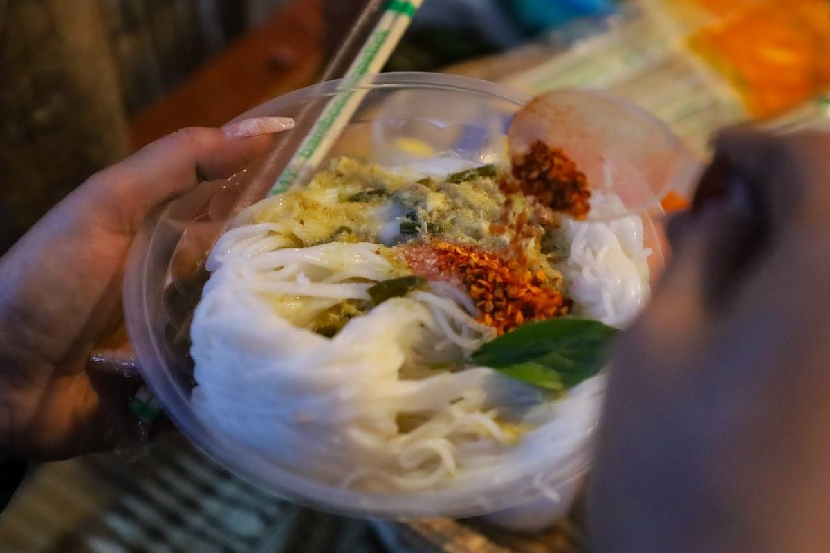 柬埔寨传统美食：米粉（Nom Banh Chok）