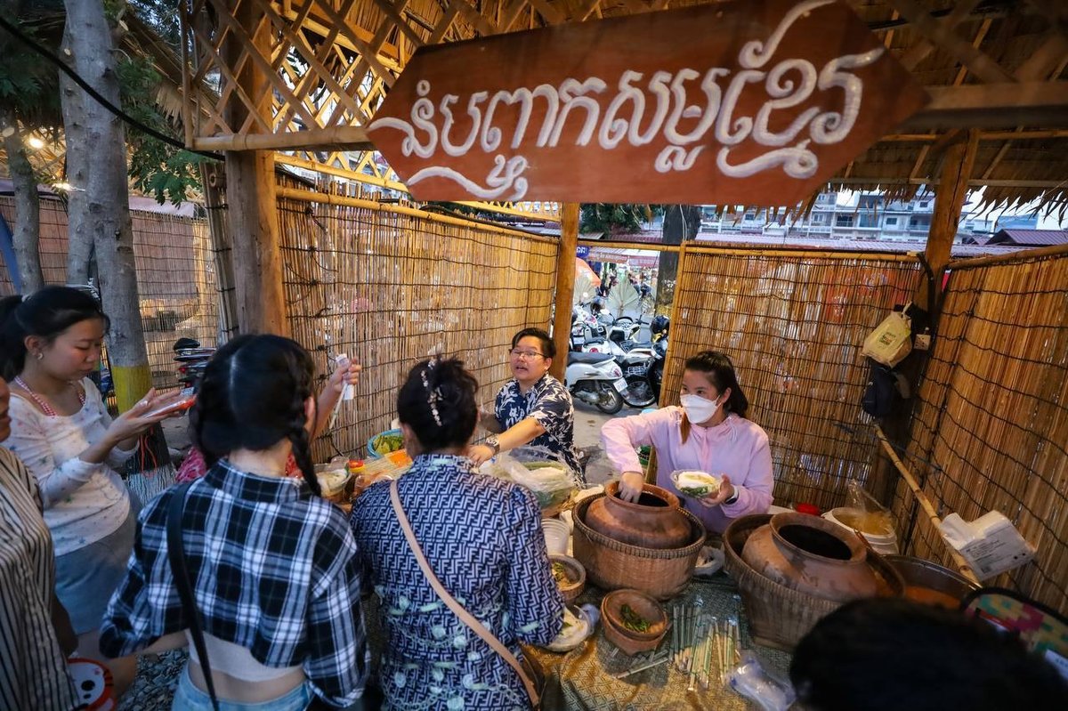 柬埔寨传统美食：米粉（Nom Banh Chok）