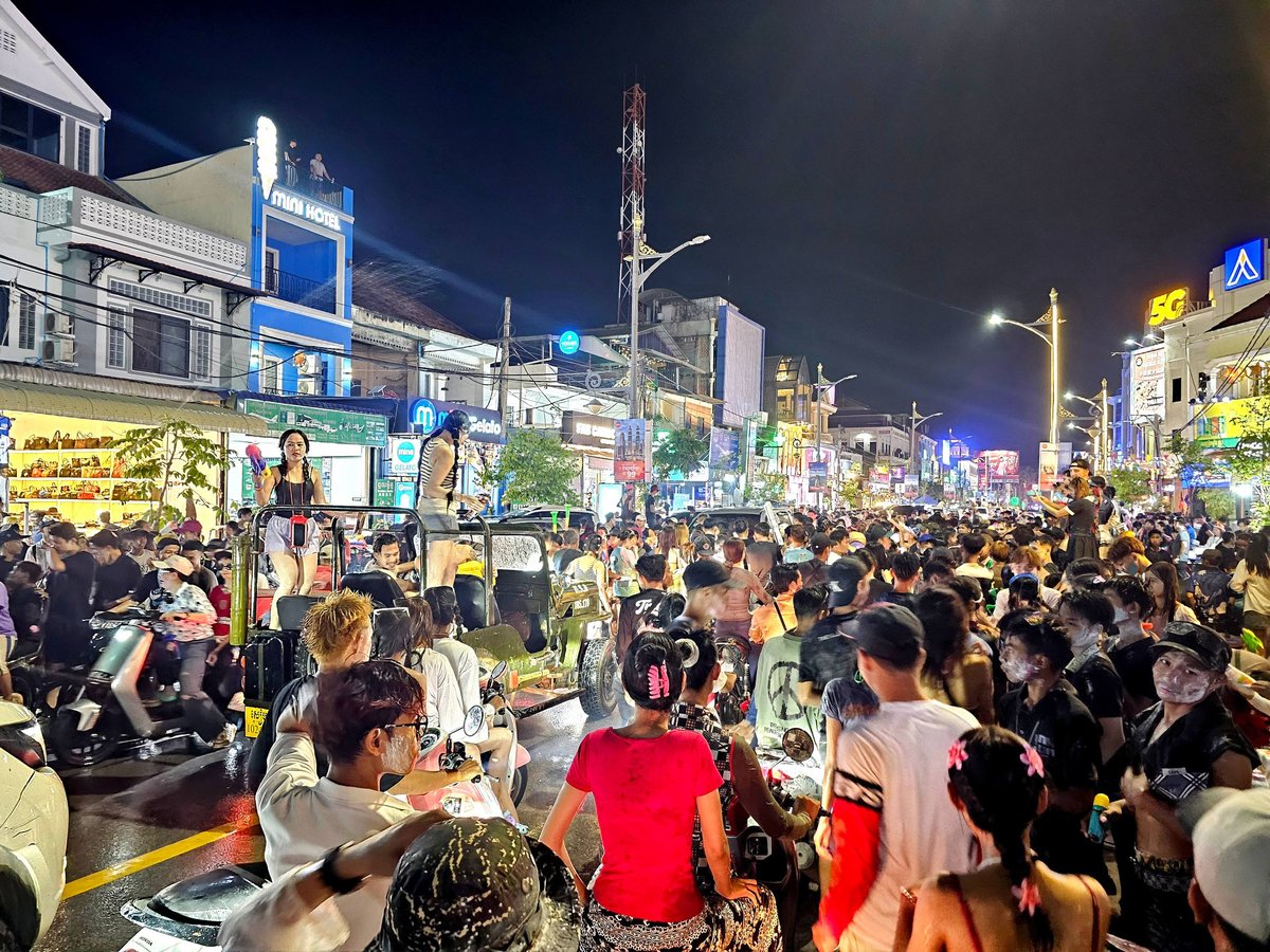 柬埔寨新年第二天:暹粒市游客如织,节日氛围浓厚