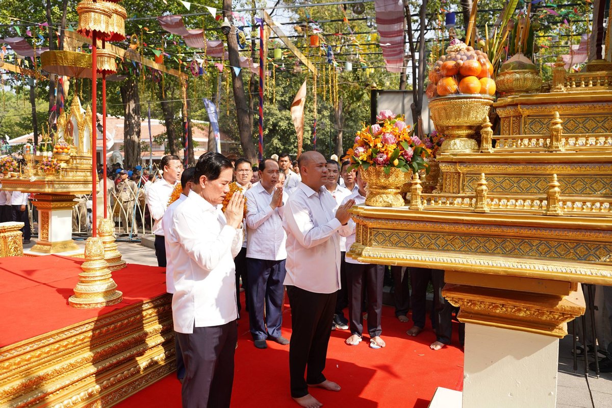柬埔寨副首相洪玛尼出席塔山寺浴佛仪式