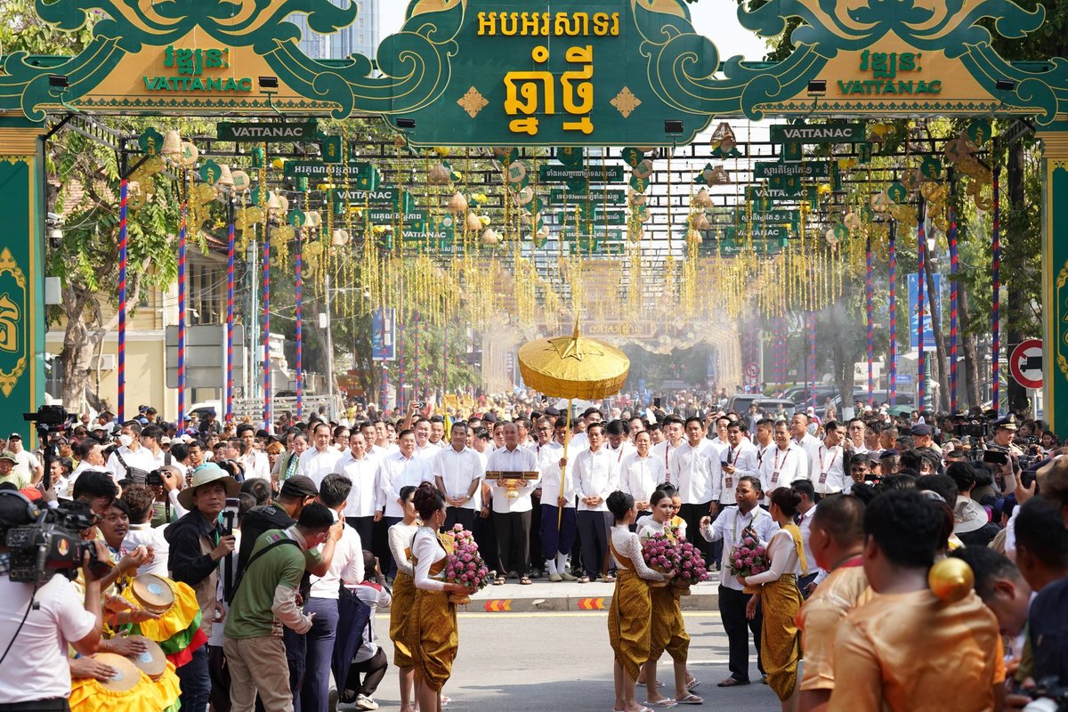 柬埔寨副首相洪玛尼出席塔山寺浴佛仪式