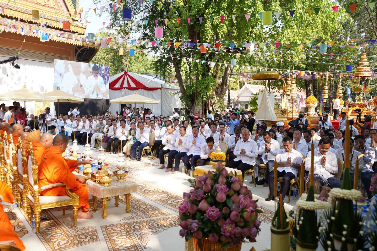 柬埔寨副首相洪玛尼出席塔山寺浴佛仪式
