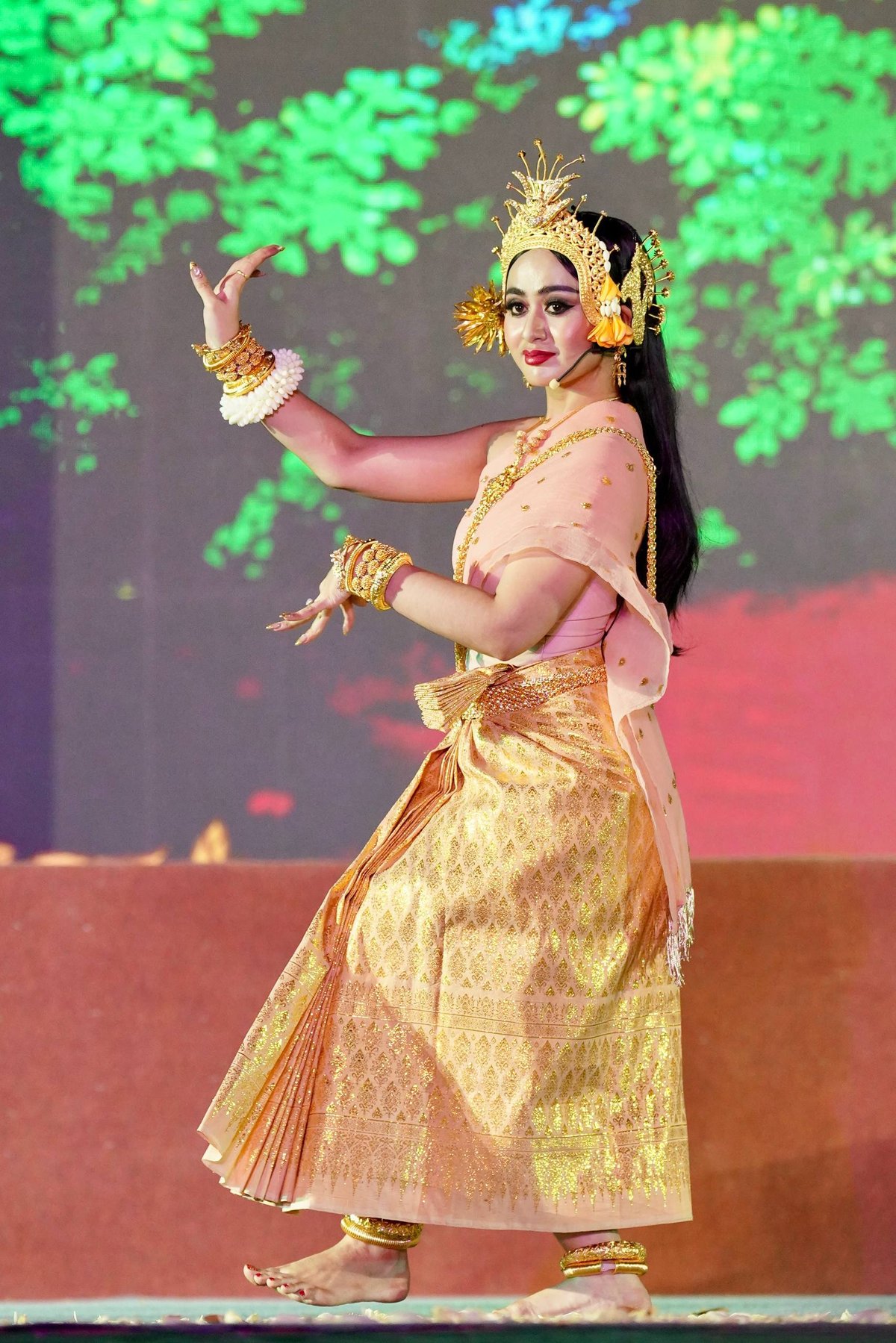 “诺哥宋干节”期间上演传统阿佩剧《月亮崇拜》