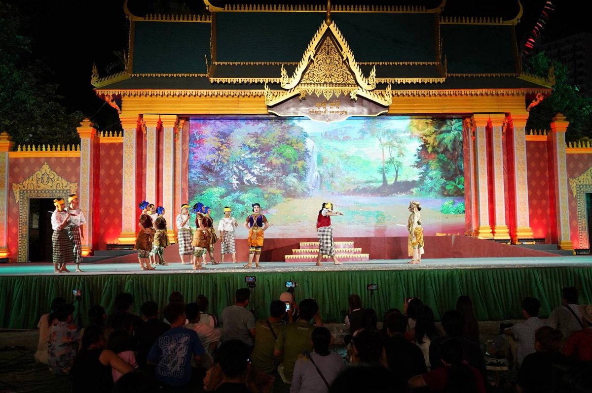 “诺哥宋干节”期间上演传统阿佩剧《月亮崇拜》