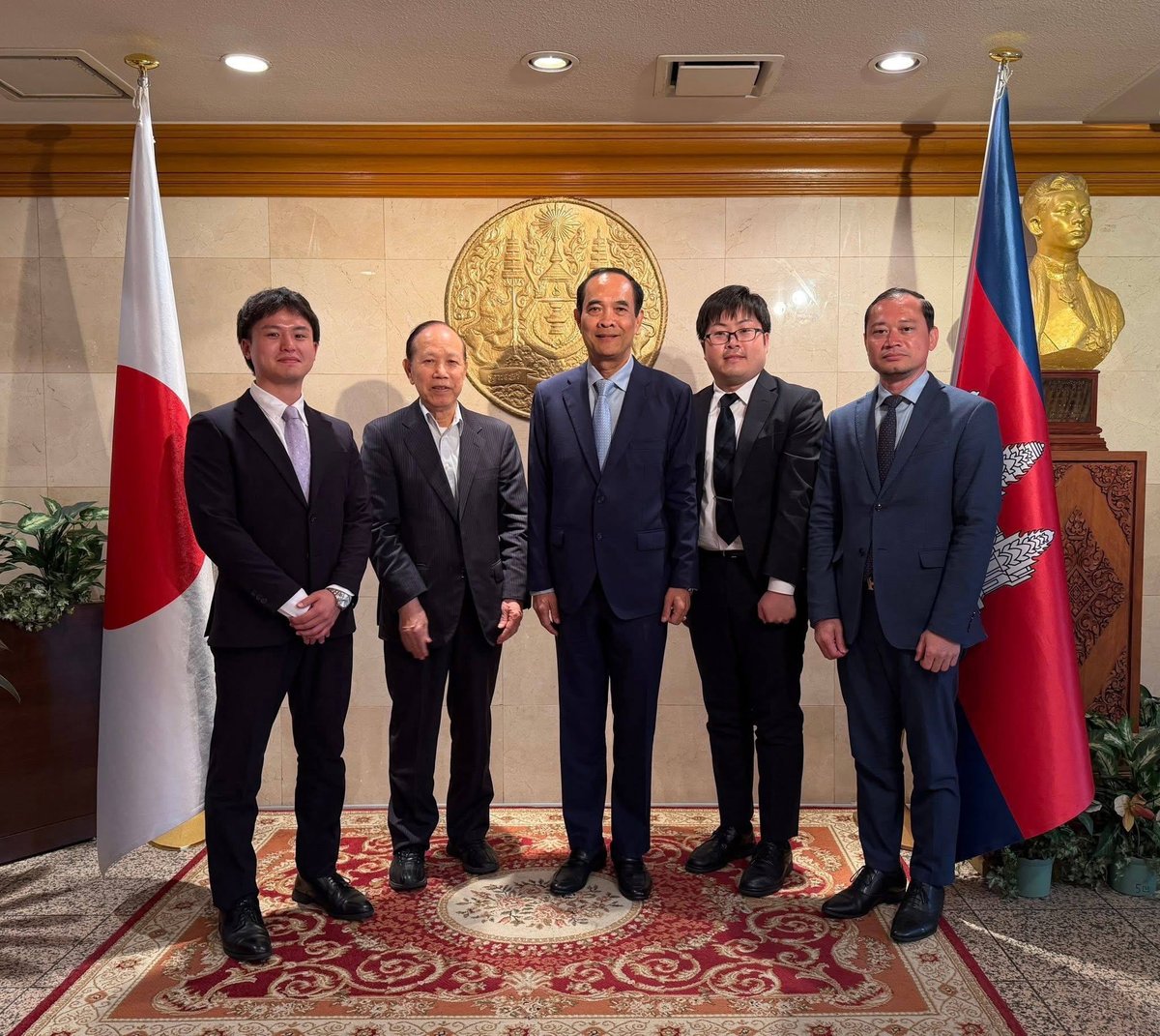 柬埔寨大使与日本发展研究所主席举行会谈,探讨经济合作