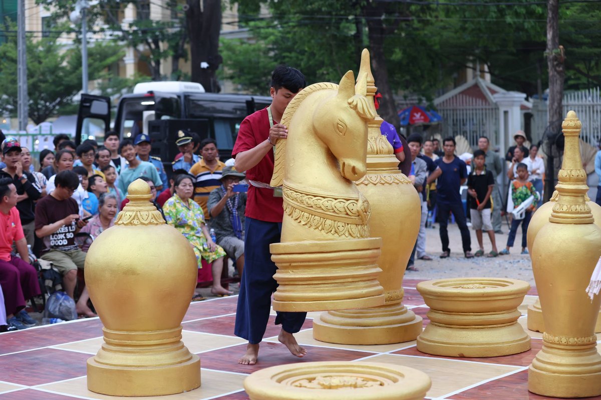 柬埔寨副总理洪尊那隆出席巨型象棋决赛