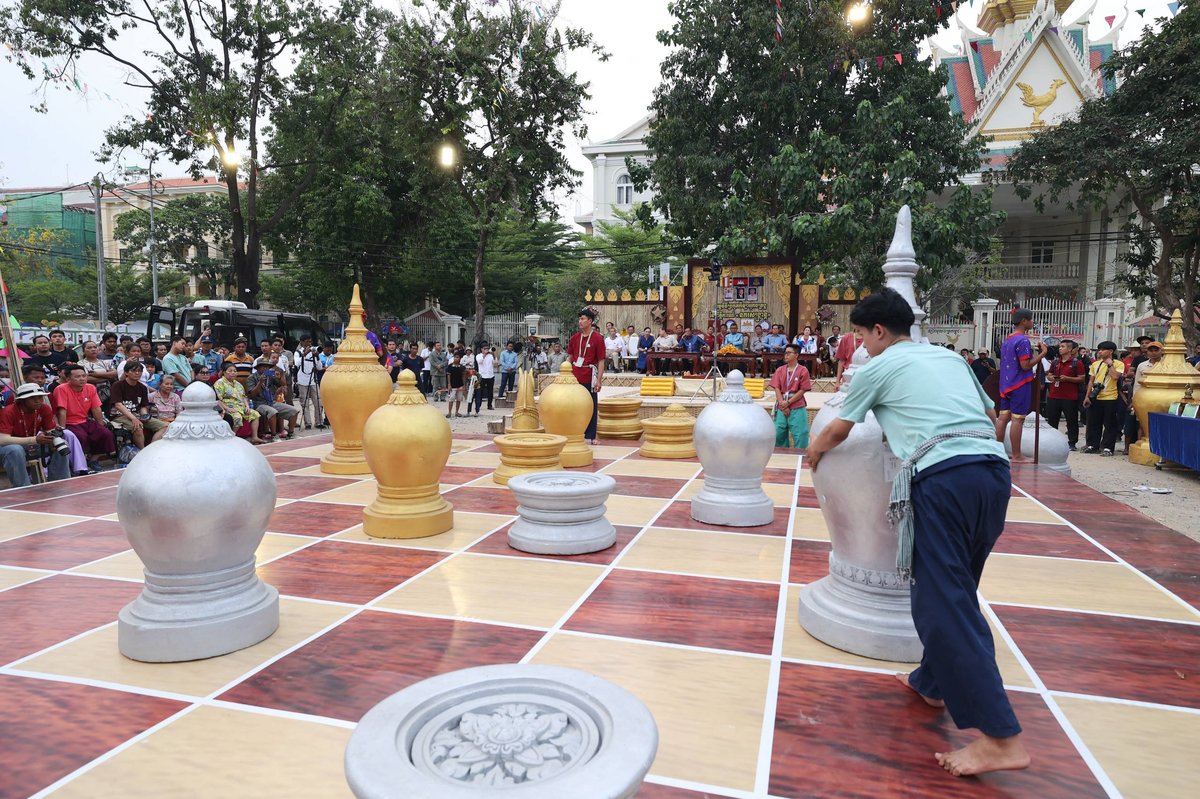 柬埔寨副总理洪尊那隆出席巨型象棋决赛