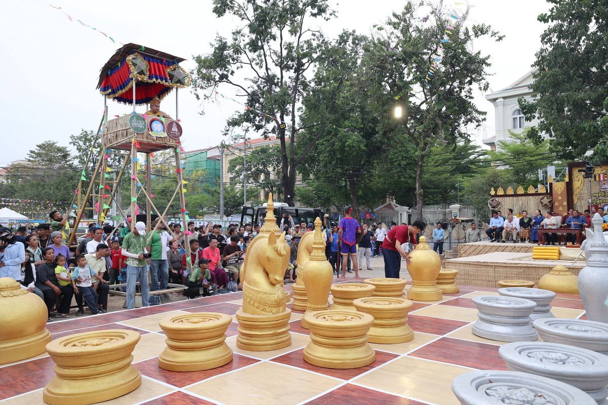 柬埔寨副总理洪尊那隆出席巨型象棋决赛