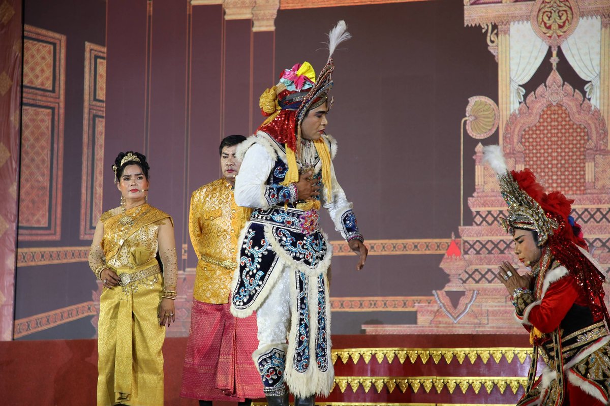 “诺哥宋干节”文化村巴萨剧表演
