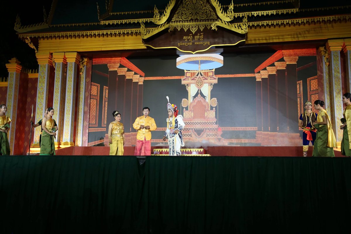 “诺哥宋干节”文化村巴萨剧表演