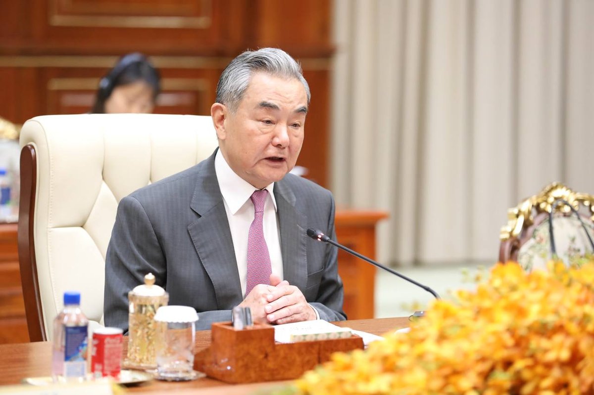 洪森会见中国外交部长王毅