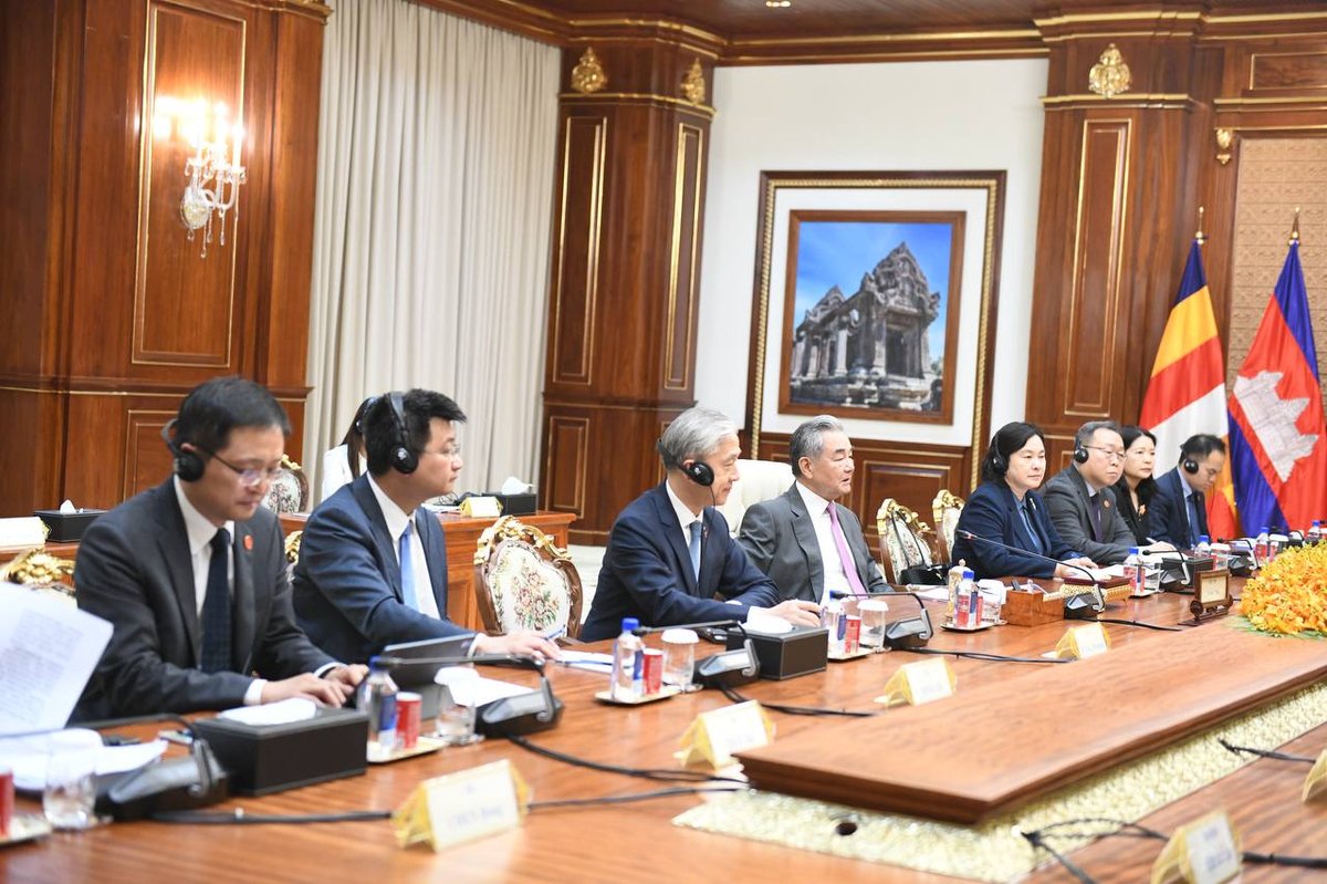 洪森会见中国外交部长王毅
