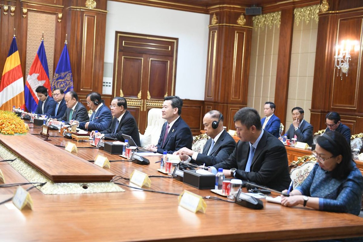 洪森会见中国外交部长王毅