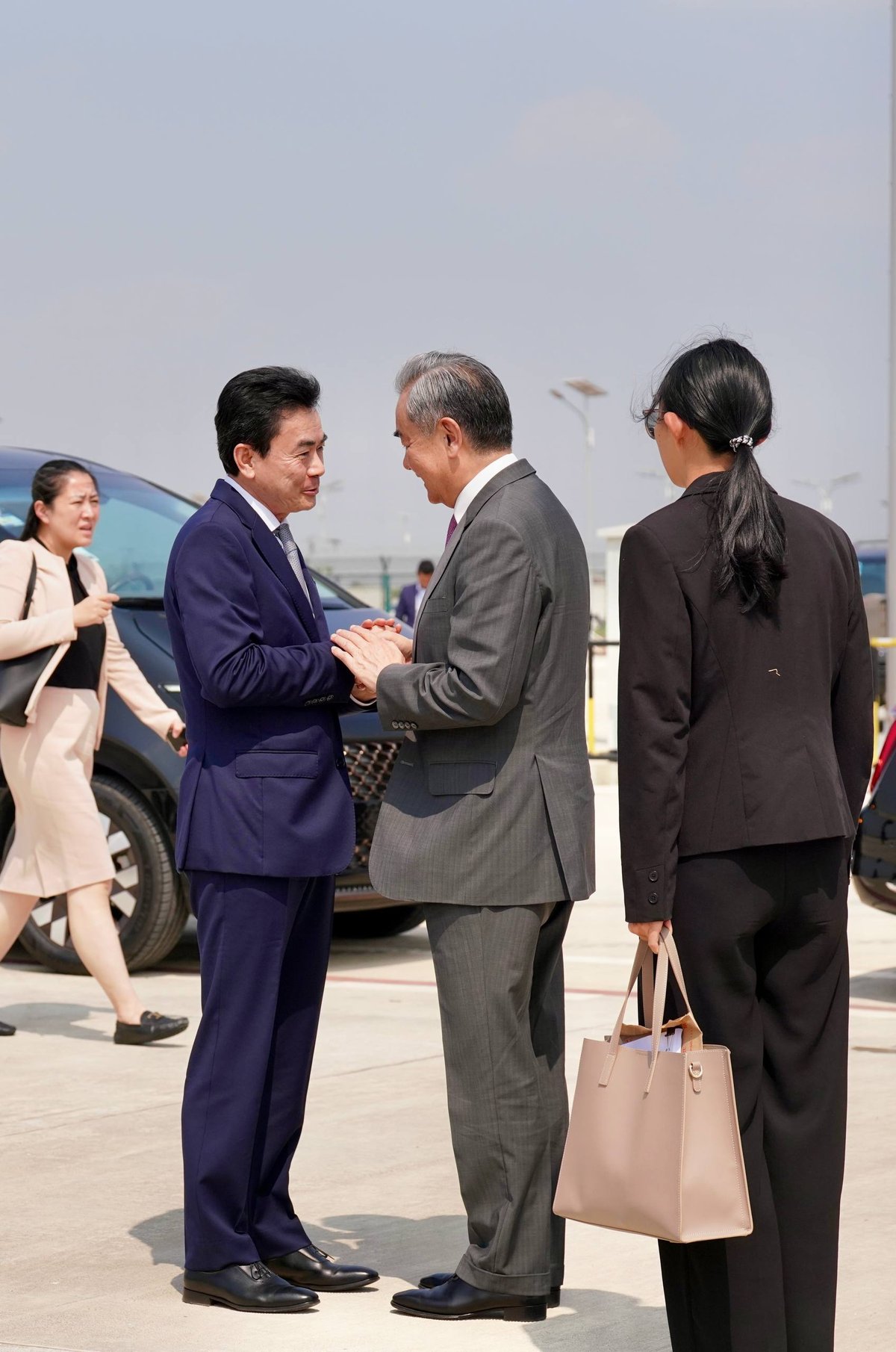 中国外交部长王毅结束柬埔寨访问行程离境