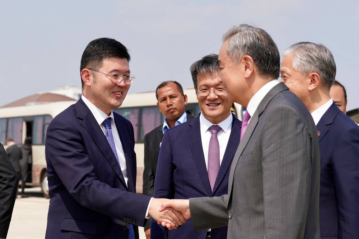 中国外交部长王毅结束柬埔寨访问行程离境