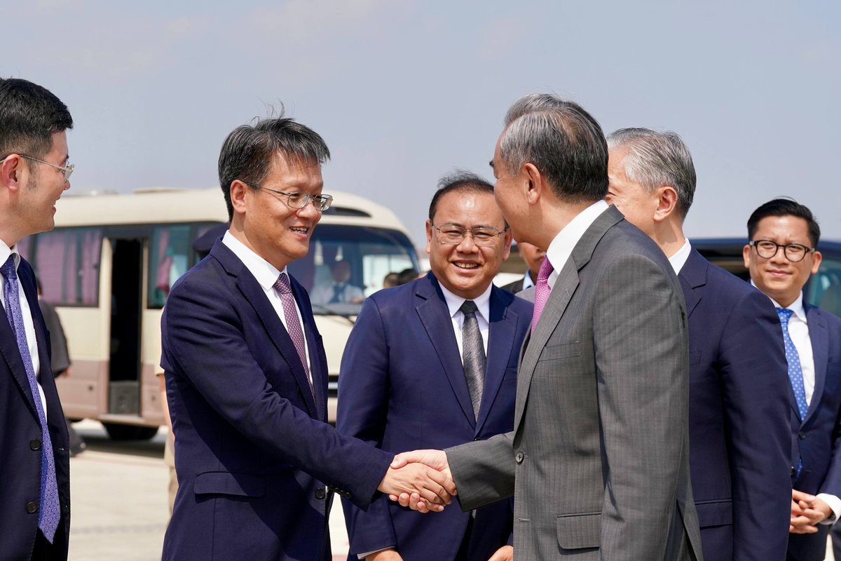 中国外交部长王毅结束柬埔寨访问行程离境