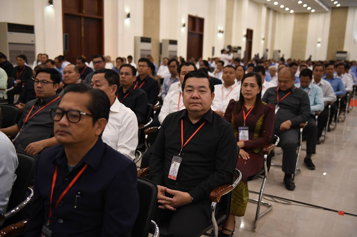 洪森赴特本克蒙省视察 与地方各级官员座谈基层治理