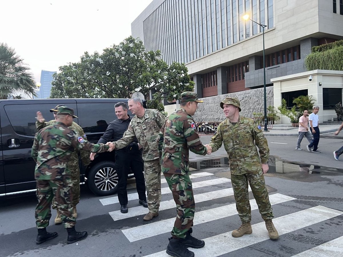 柬埔寨国防部组织外国武官团赴边境考察 展示停火执行情况