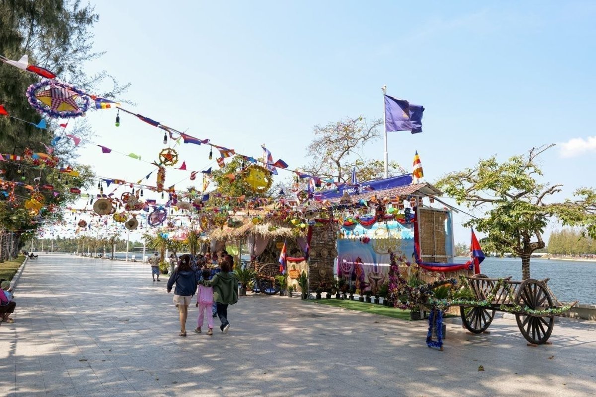 贡布省贡布湾河岸区域为迎接高棉新年进行布置
