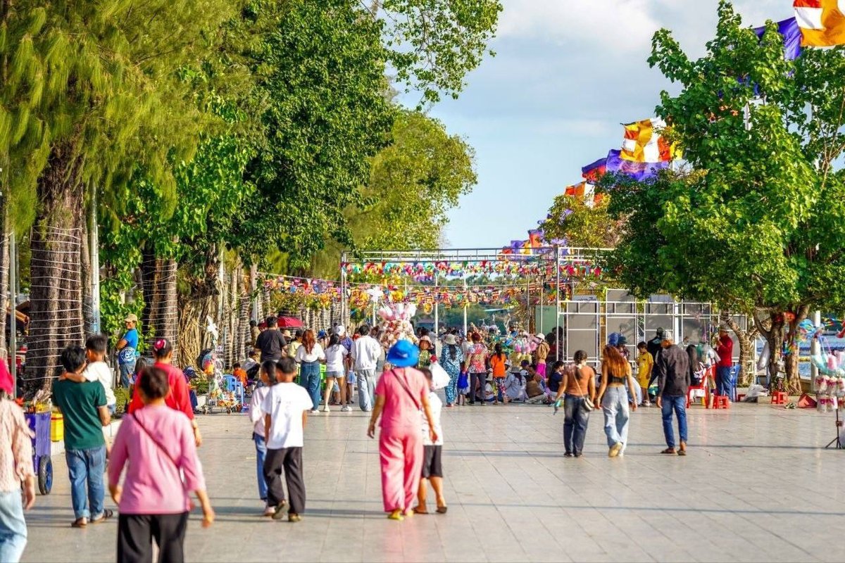 贡布市贡布河畔迎来新年游客潮