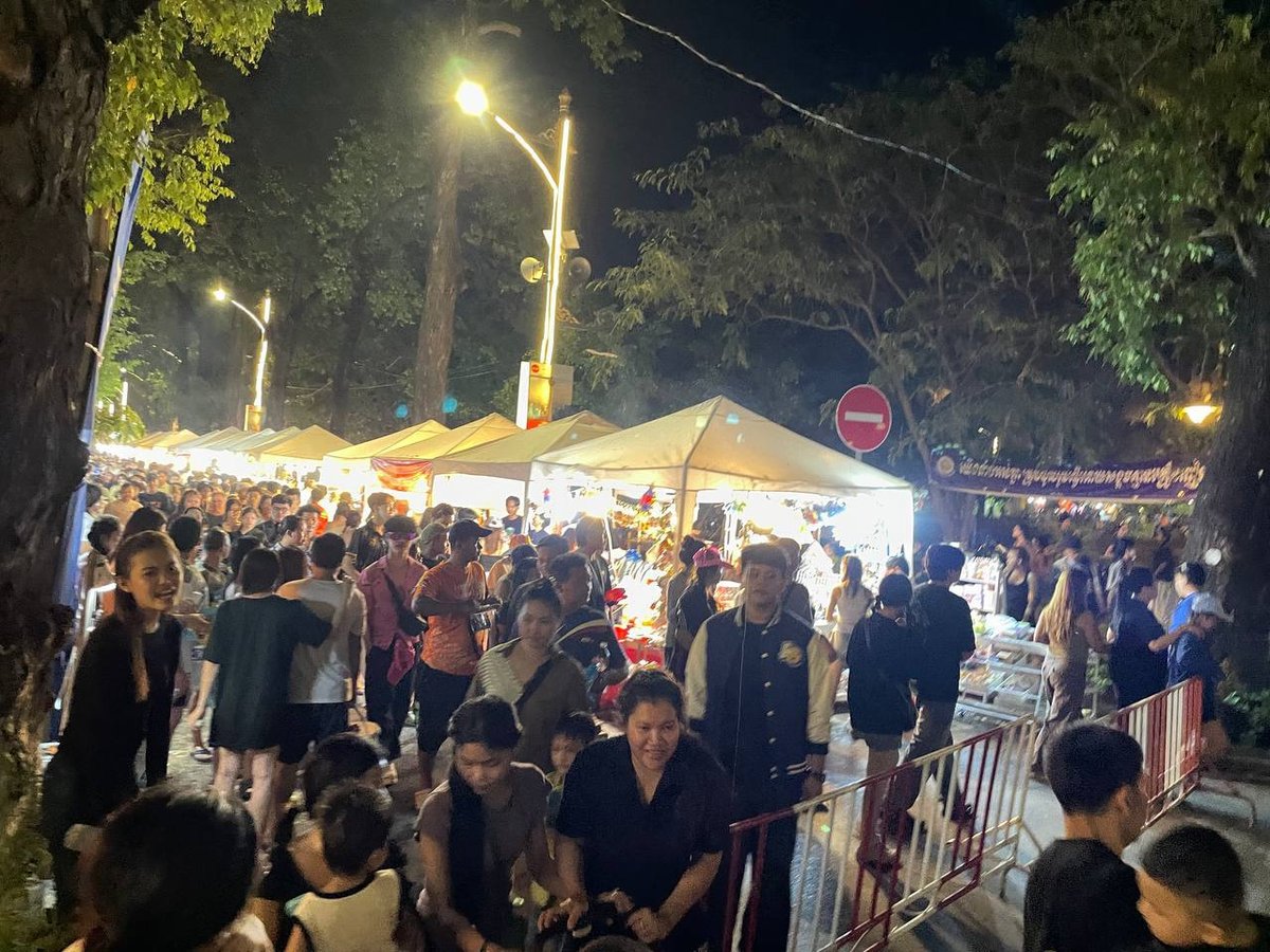 暹粒市迎来柬埔寨新年首夜狂欢