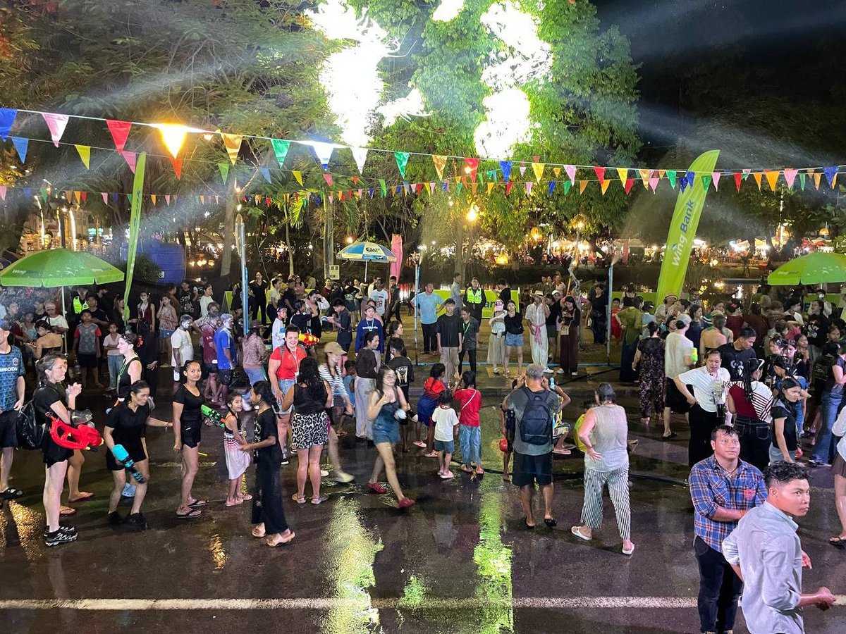 暹粒市迎来柬埔寨新年首夜狂欢