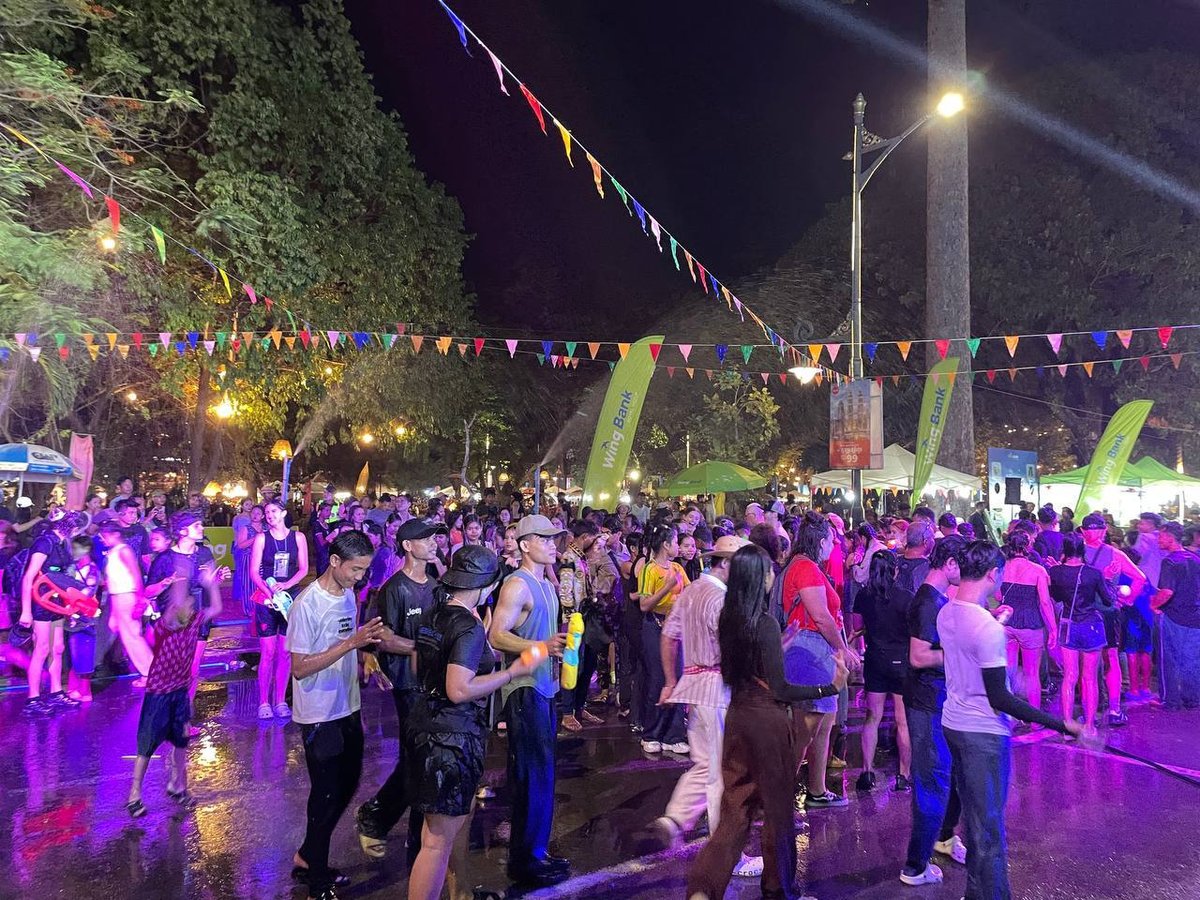 暹粒市迎来柬埔寨新年首夜狂欢