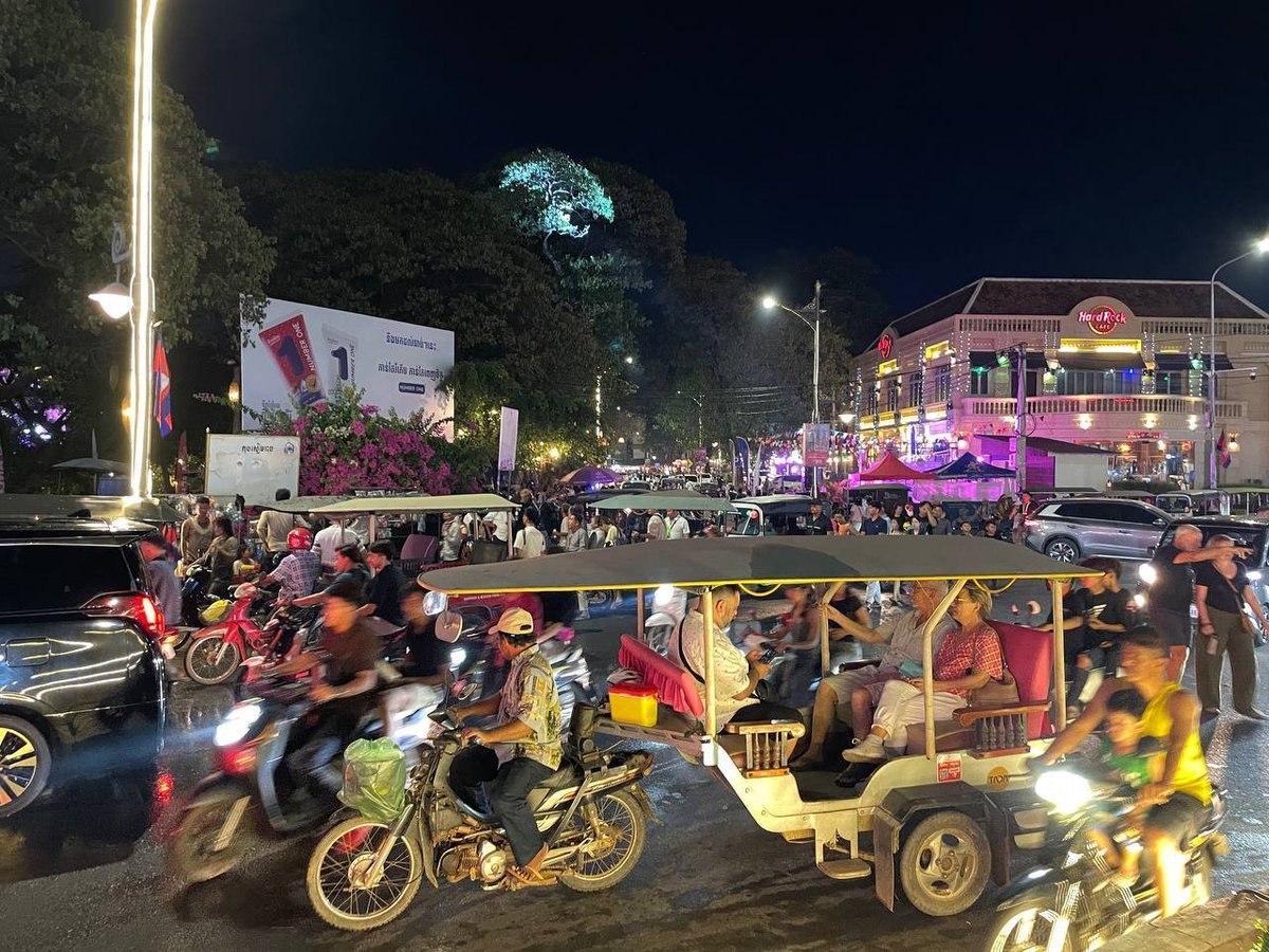 暹粒市迎来柬埔寨新年首夜狂欢