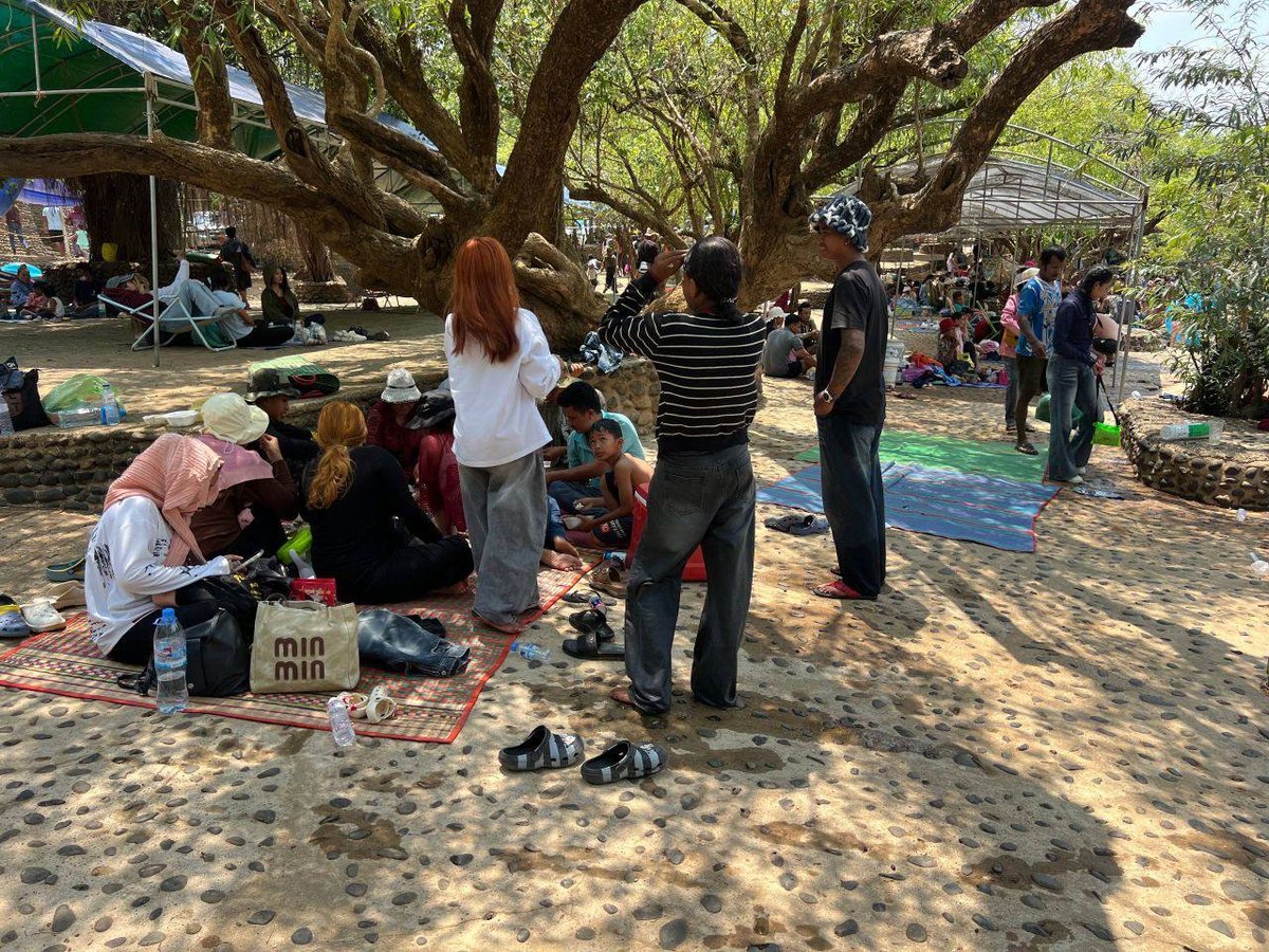 柬埔寨新年期间民众涌向马德望省森洛县瀑布景区游玩