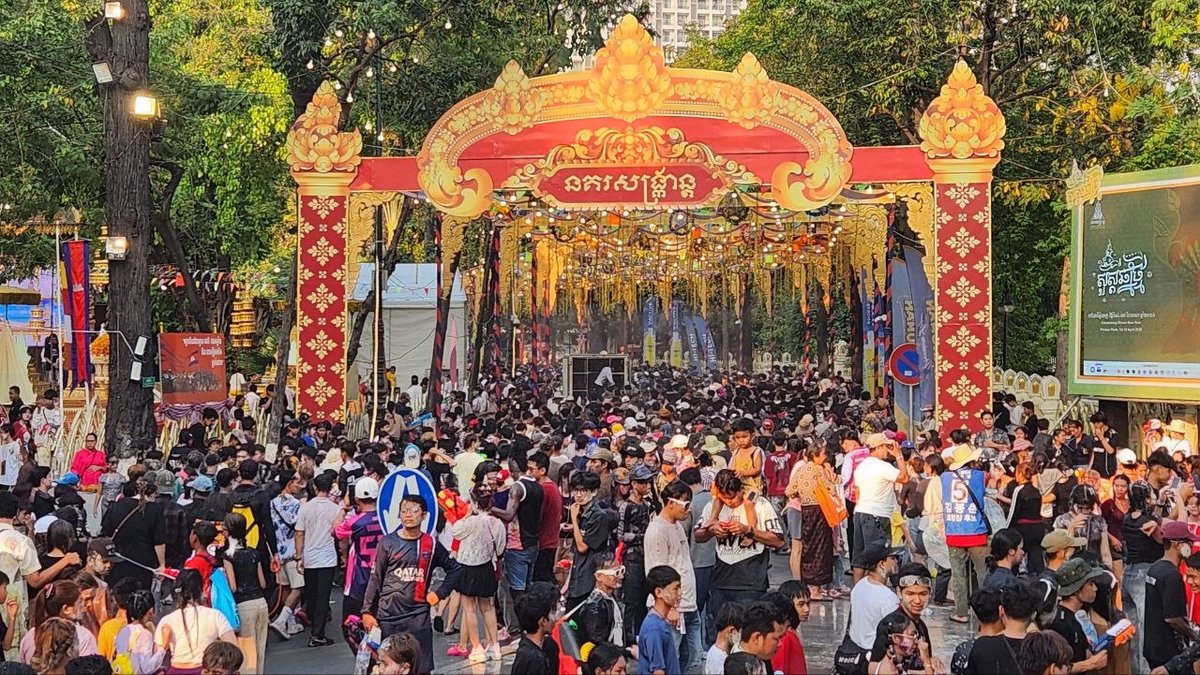 柬埔寨新年第三天:民众齐聚塔山寺游玩