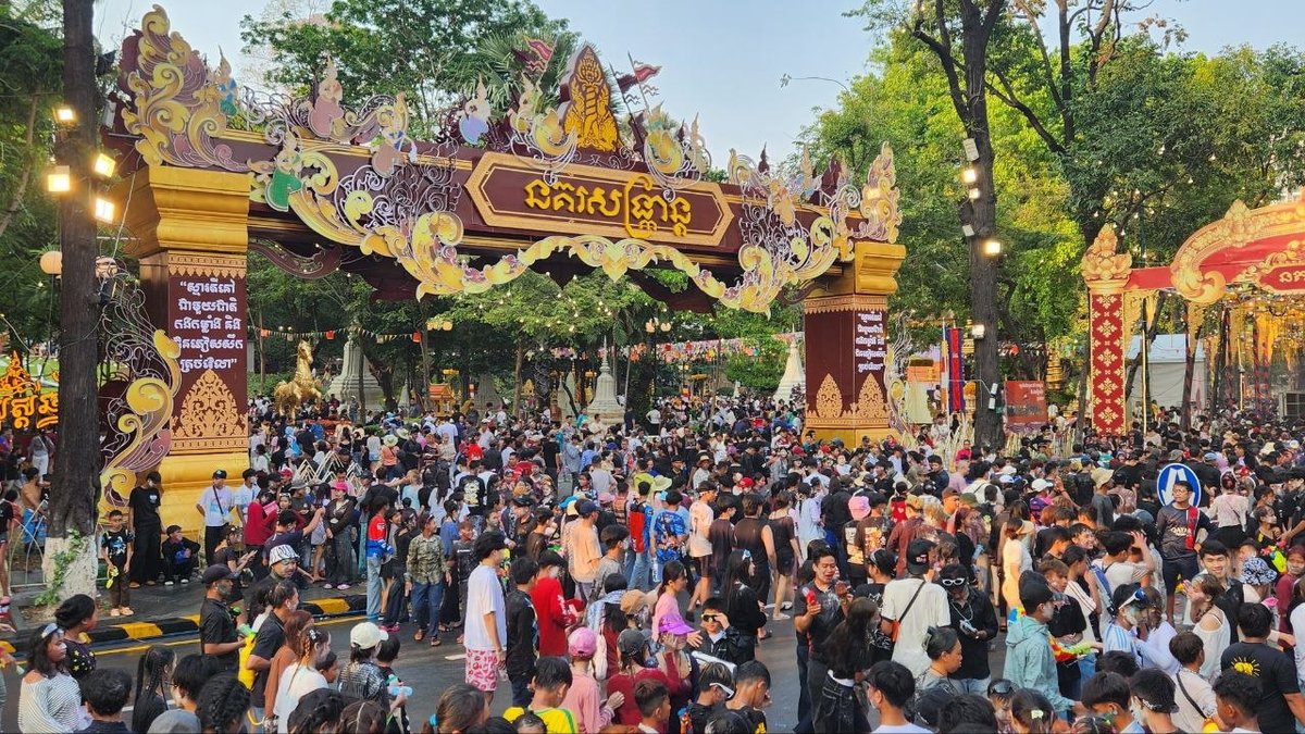 柬埔寨新年第三天:民众齐聚塔山寺游玩