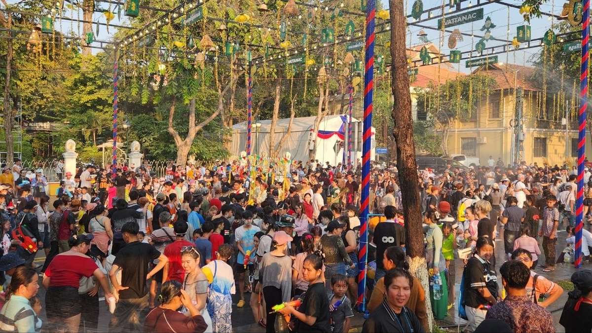 柬埔寨新年第三天:民众齐聚塔山寺游玩