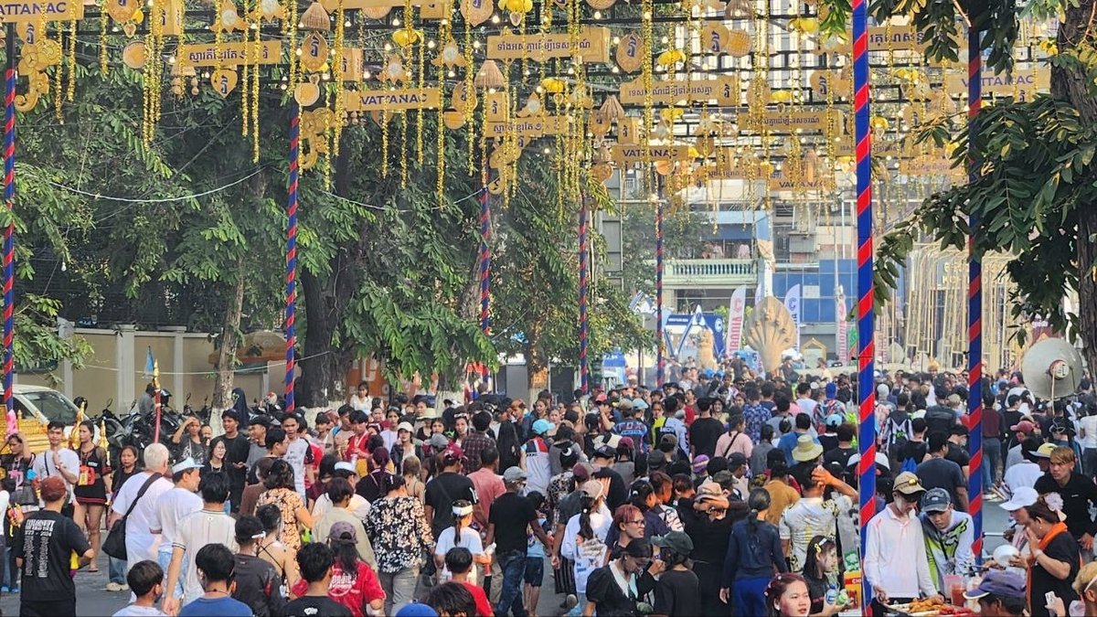 柬埔寨新年第三天:民众齐聚塔山寺游玩