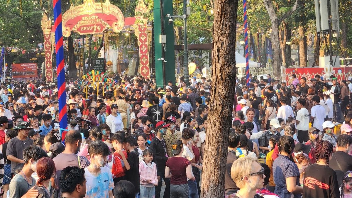 柬埔寨新年第三天:民众齐聚塔山寺游玩