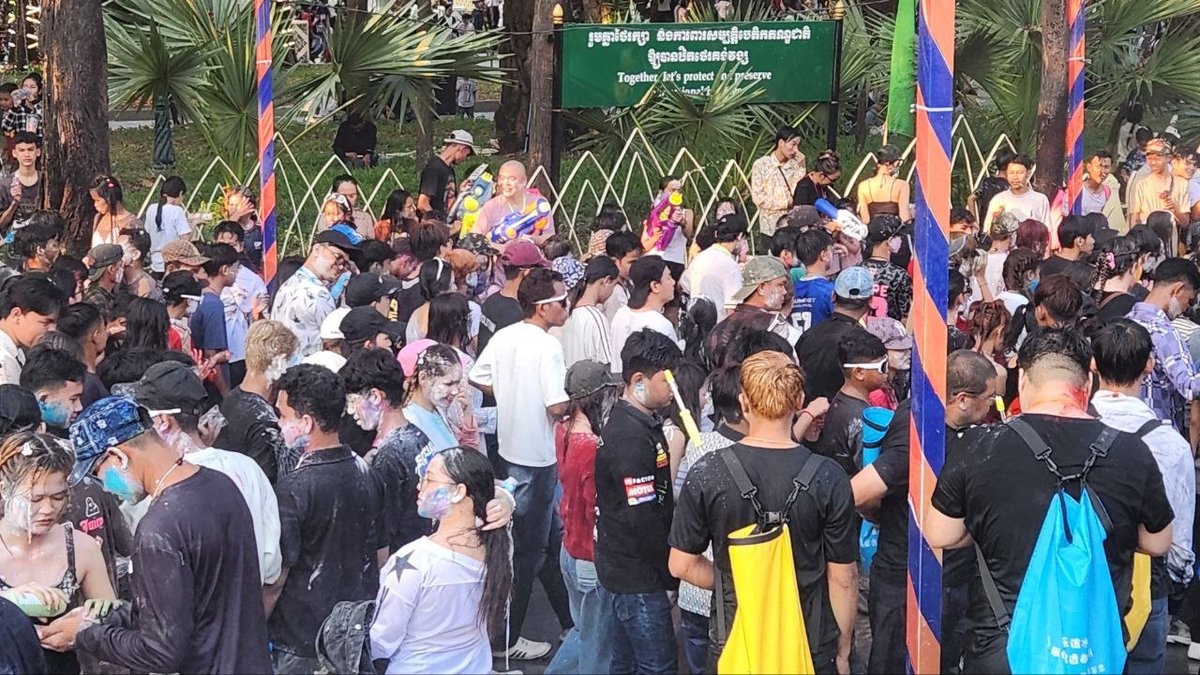 柬埔寨新年第三天:民众齐聚塔山寺游玩