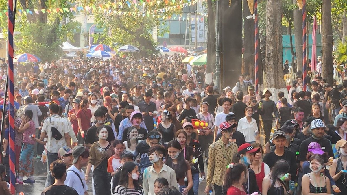 柬埔寨新年第三天:民众齐聚塔山寺游玩