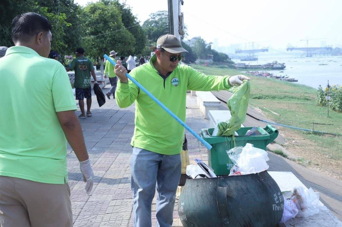 干拉省环境局联合青年联合会开展宋干节环境清理活动