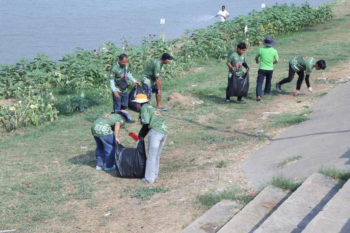 干拉省环境局联合青年联合会开展宋干节环境清理活动