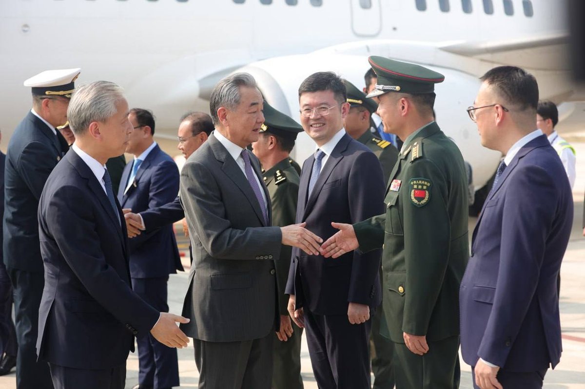 中国外交部长与国防部长抵达柬埔寨出席“2+2”战略对话