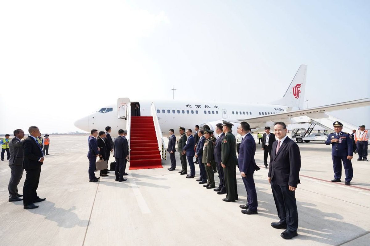 中国外交部长与国防部长抵达柬埔寨出席“2+2”战略对话